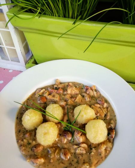 Kartoffel-Knödel mit Champignon Sauce